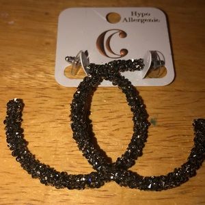 Cute rhinestone earrings 🖤